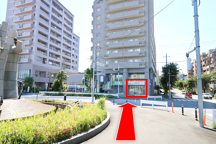 横断歩道を渡ってビルの1階が当院です